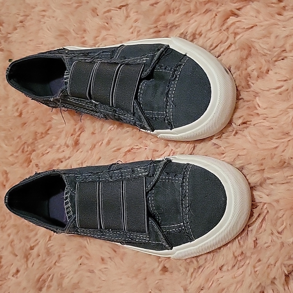 Blowfish Malibu woman's Marley sneaker size 6 distressed